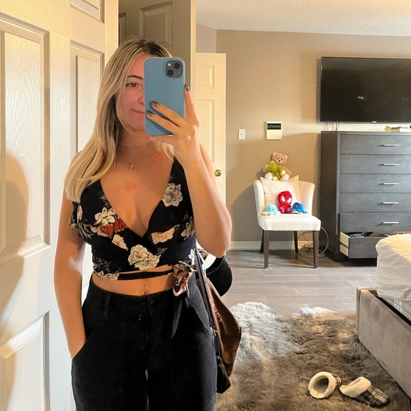 Navy Blue Floral Tie Top 💙 - Picture 1 of 3